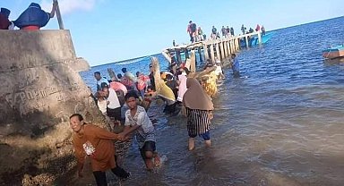Endonezya'da halk yerel seçim adayını karşılarken köprü çöktü: 7 ölü