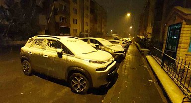 Erzurum kent merkezine mevsimin ilk karı yağdı