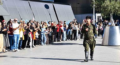 Esenyurt'ta 400 kişi Cumhuriyet'in 101. yılını zeybek oynayarak kutladı
