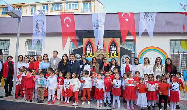 Esenyurt'ta minik eller Cumhuriyet'i çizdi