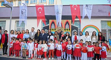 Esenyurt'ta minik eller Cumhuriyet'i çizdi