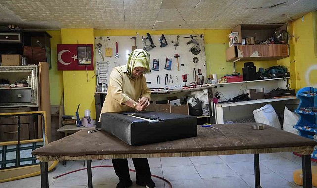 Eşi vefat edince işi devralan Elvide Usta 3 yıldır döşemecilik yapıyor