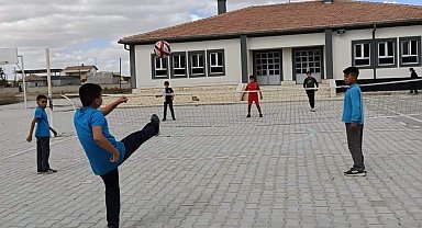 Eskil'deki okullarda ayak tenisi müsabakaları başladı
