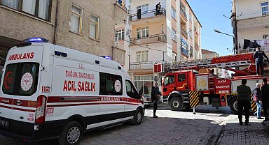 Evde uyuya kalan gençler, ekipleri seferber etti