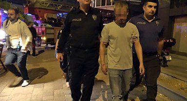 Evini yakıp dumandan etkilendi, sokağa dökülen apartman sakinleri 'oksijen vermeyin' diye tepki gösterdi