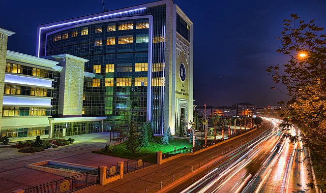 Fitch, Bursa'nın kredi notunu yükseltti