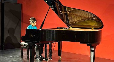 Genç piyanist Ali Keskin yeteneğiyle alkışları topladı