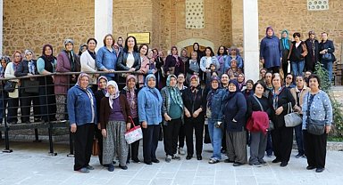 Gölmarmara'dan 98 kişilik kadın kafilesi Manisa'yı gezdi