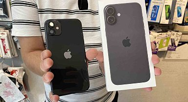 Görünüş olarak birbirinin aynısı olan yeni telefonları artık satıcılar bile zor ayırt ediyor