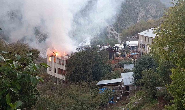 Gümüşhane'de bacadan çıkan yangında binanın iki katı hasar gördü