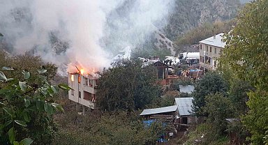 Gümüşhane'de bacadan çıkan yangında binanın iki katı hasar gördü