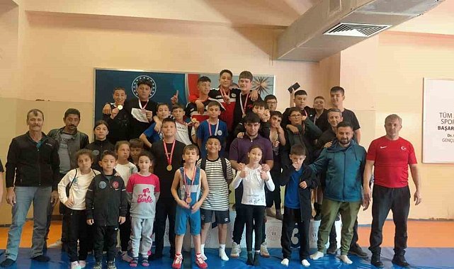Güreş Takımı Cumhuriyet Kupası'ndan 14 madalya ile döndü