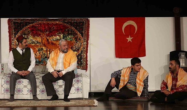 Güzelbahçe'de 'Sen Cumhuriyet' tiyatro oyunu sergilendi