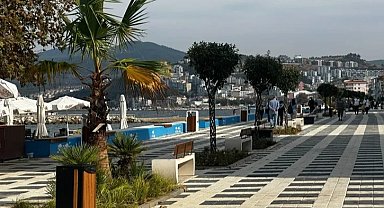 Güzelyalı sahili çiçekleniyor