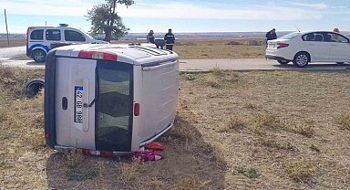 Hafif ticari araç devrildi, sürücü kazayı yara almadan atlattı