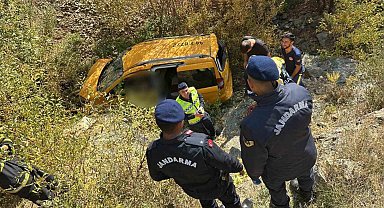 Hafif ticari araç şarampole yuvarlandı: 2 ölü