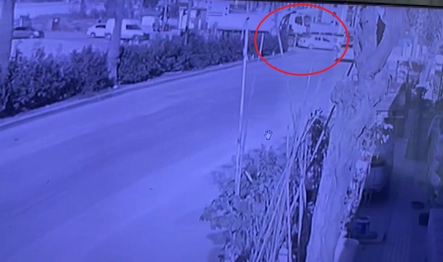 Hafriyat kamyonu, otomobili metrelerce sürükledi: O anlar kamerada