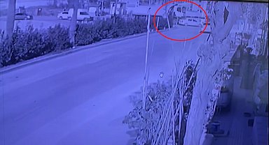 Hafriyat kamyonu, otomobili metrelerce sürükledi: O anlar kamerada