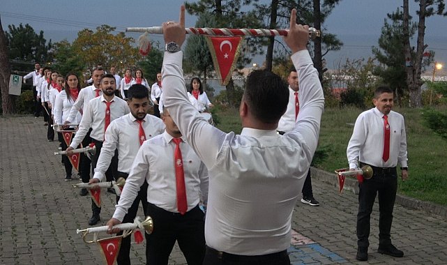 Halk bandosu ilk gösterisini Fener Alayı'nda sergiledi