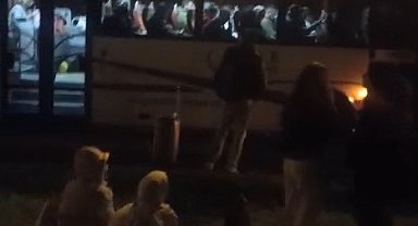 Halk otobüsü fazla yolcu alınca dengesi bozulup devrilme tehlikesi geçirdi