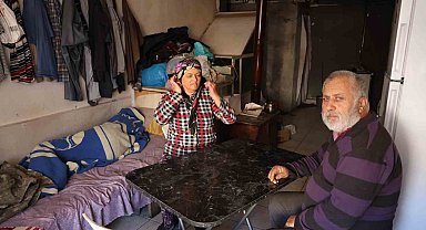 Hasta oğullarının tedavisi için evlerini kiraya veren aile 1 yıldır dükkanda yaşıyor