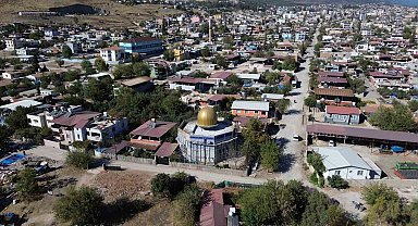 Hatay'da altın sarısı kubbesi ve çinileriyle Kubbetü's-Sahra'yı andıran cami, mest ediyor