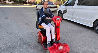 Hataylı engelli depremzedenin akülü araba hayali dolandırıcı ile son buldu