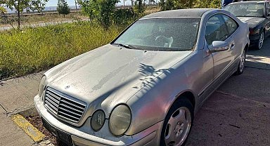 Havalimanında unutulan 2 lüks otomobil gümrüğe gönderildi