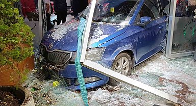 Hızını alamayan otomobil kafeye daldı, faciadan dönüldü