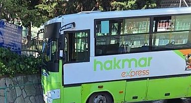 İçinde yolcuların olduğu özel halk otobüsü duvara çarptı