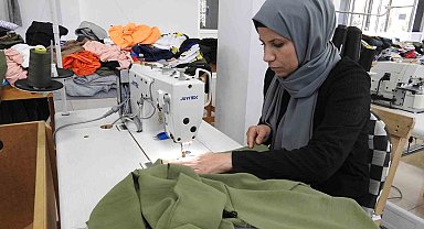 İhtiyaç sahibi kadınlar ve yetim anneleri dikiş atölyesinde meslek öğreniyor