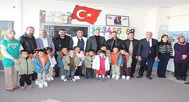 İş adamı Kara'dan bin 200 öğrenciye bot ve mont desteği
