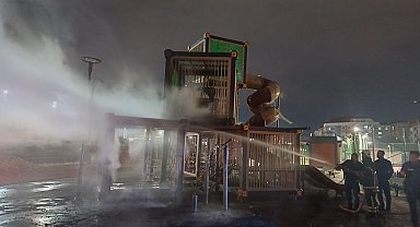 Isınma amaçlı yakılan ateş park alanını küle çevirdi: Yangını çocuklar çıkarmış