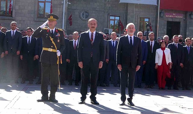 Isparta'da Cumhuriyet Bayramı kutlamaları çelenk töreniyle başladı