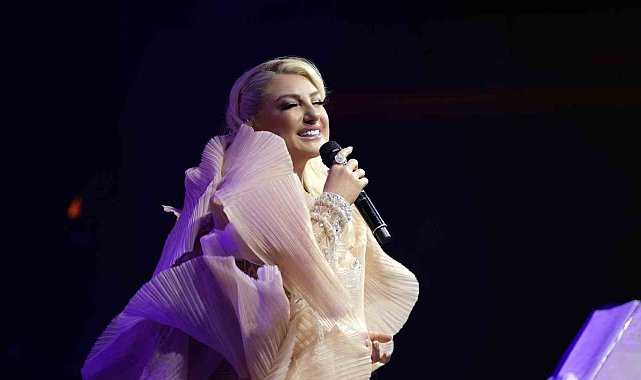 İstanbul'da sahne alan Muazzez Ersoy hayranlarından tam not aldı