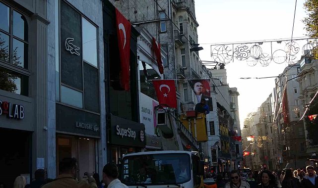 İstiklal Caddesi Cumhuriyet Bayramı'na hazırlanıyor