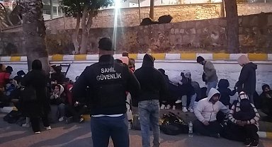 İzmir açıklarında 57 göçmen ve 4 kaçakçı yakalandı; sürüklenen 41 göçmen kurtarıldı