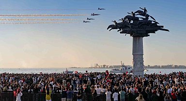 İzmir'de Türk Yıldızları'nın gösterisi nefes kesti