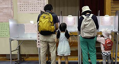Japonya'daki erken seçimde 15 yıldır iktidardaki LDP mecliste çoğunluğu kaybetti
