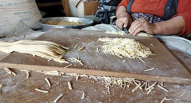 Kadınlar kışlık erişte kesimine başladı