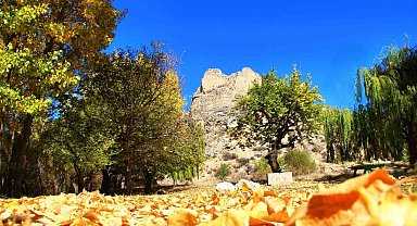 Kahramanmaraş'ta Hurman Kalesi sarıya büründü