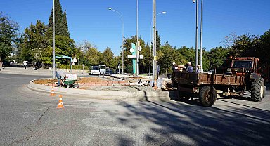 Kahramanmaraş'ta refüj ve kavşaklar yenileniyor