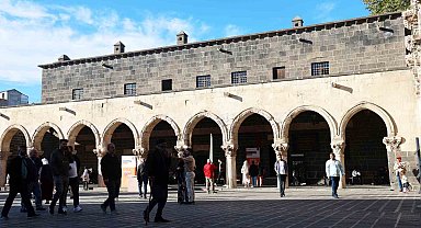 Kaliforniya'dan gelen 81 yaşındaki kadın Diyarbakır Ulu Cami'ye hayran kaldı