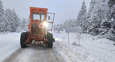 Kastamonu'daki kar yağışı sürücülere zor anlar yaşattı