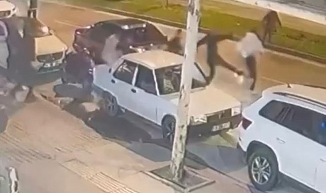 Kavgadan kaçarken çelme takılarak düşürüldü, üzerinden otomobil geçti: O anlar kamerada