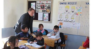 Kaymakam Koşansu köy okullarına kırtasiye yardımı yaptı