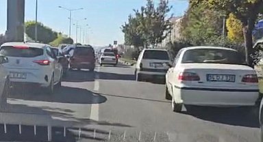 Kaza nedeniyle tıkanan yol, polis ekiplerine 'fermuar yöntemi' ile açıldı