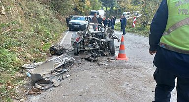 Kaza yapan Fiat Tofaş kağıt gibi dağıldı: 3 yaralı