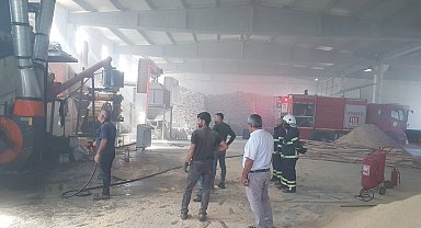 Kereste fabrikasında çıkan yangın korkuttu