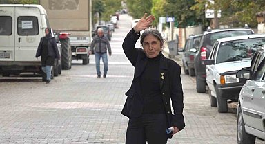 Kimsesi kalmayınca 'huzurevine yerleş' tavsiyelerine aldırmayan kadın, muhtar seçildiği mahallesine huzur getirdi